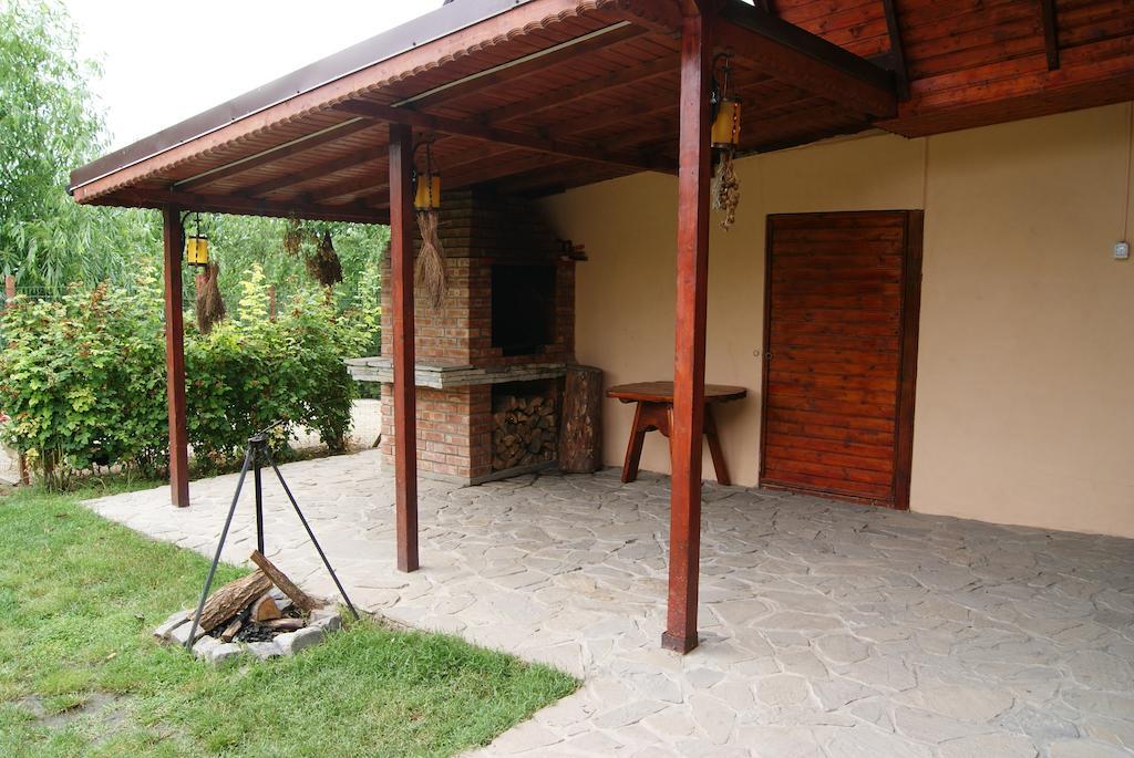 Pensiunea Bujorul Comana Bagian luar foto
