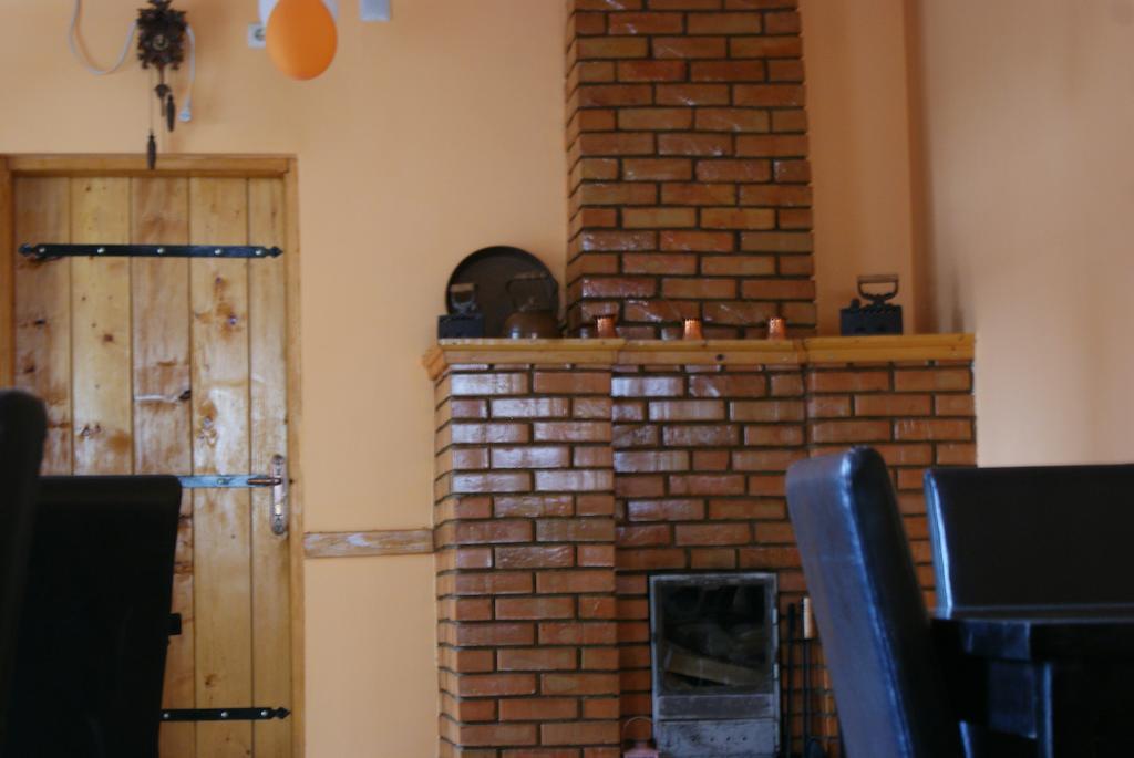 Pensiunea Bujorul Comana Bagian luar foto