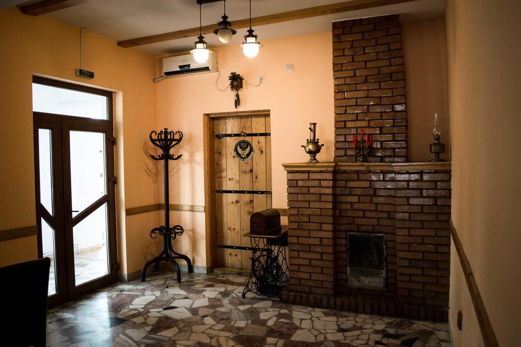 Pensiunea Bujorul Comana Bagian luar foto